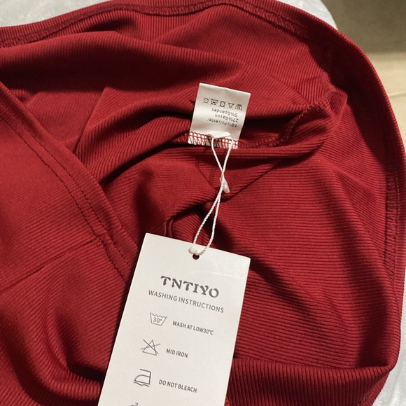 TNTIYO Women’s Red Dress On or Off The Shoulder. size Large NWT - Picture 8 of 8